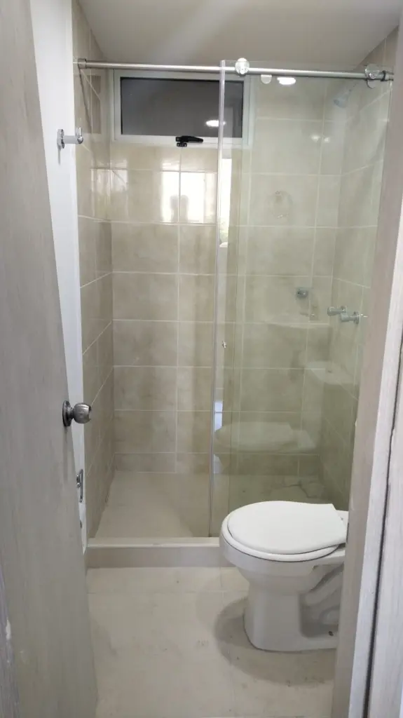 6 Pamplona 3-405 Baño social.webp