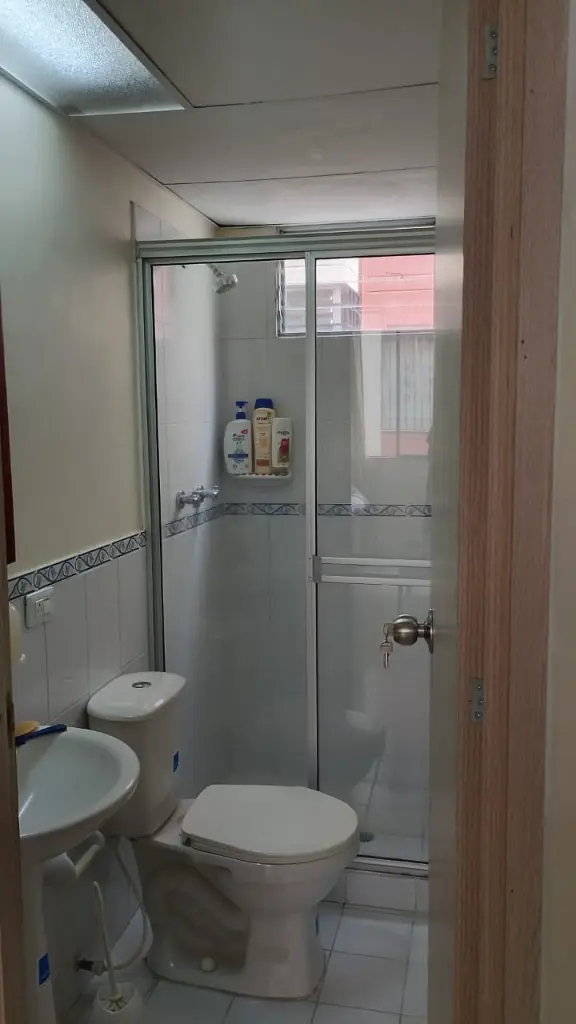 5 Vapeñas P-303 baño social.webp