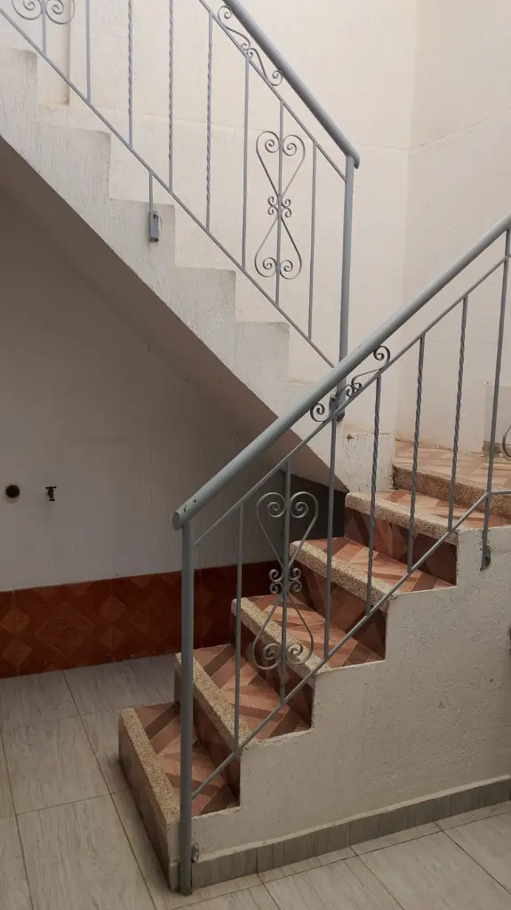 12 Cartago Santa Isabel escalera al segundo piso.webp