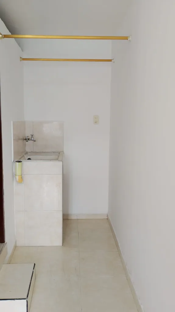 3 Lleras 202 aparta estudio zona ropa.webp
