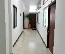 Pasillo luminoso con planta y puertas (1).webp