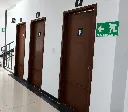 Pasillo con puertas y salida de emergencia.webp