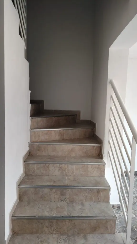 6 Allegra 208 Escalera.webp